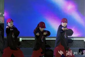 激情与梦想的交响 鹤峰县青春文艺汇演盛大开幕图片