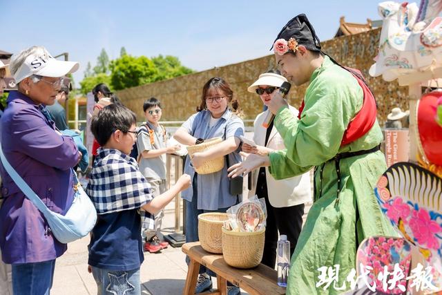 “五一”首日南京开启“人从众”模式，烟火气与文化味拉满