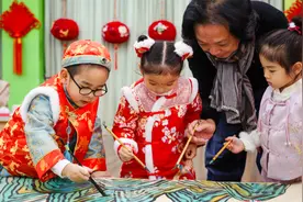 画家爷爷与萌娃共绘“千里江山图”，涵养文化心图片