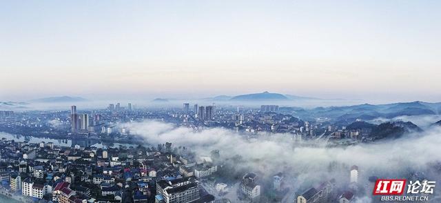 薄雾萦绕：靖州苗侗风情在雾霭中“灵动定格”