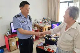 三伏天空调不制冷？竟是邻居家种的爬山虎遮挡了空调外机……图片