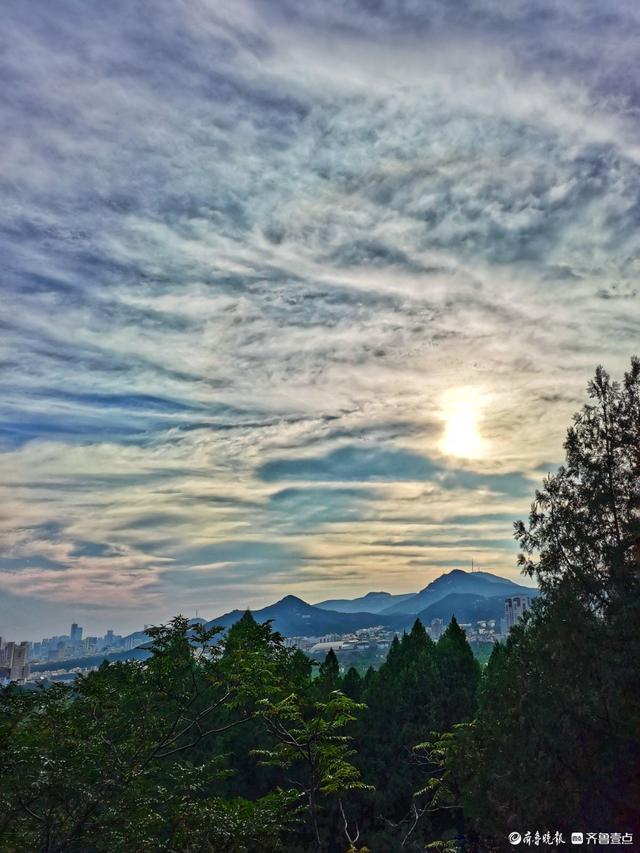 秋韵美景，蓝天白云下的济南英雄山