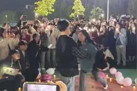 高校男生手语表白！女生回应……网友：无声胜有声图片