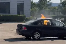 暴晒5分钟，车内温度接近73℃！紧急提醒：不要放这些东西图片