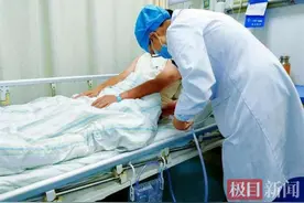 男子玩漂流后胸闷咳嗽，竟是肺“破了个洞”，医生提醒：出现这些症状当心是气胸图片