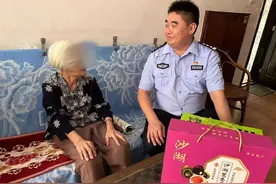 民警上门常关怀，老人独居不孤单图片