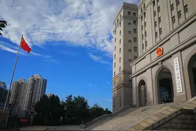 法官说法｜乘客出站途中绊倒摔伤，责任谁负？图片