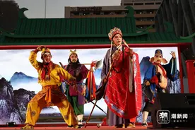 在泰国，婺剧团为当地观众演“春晚”图片