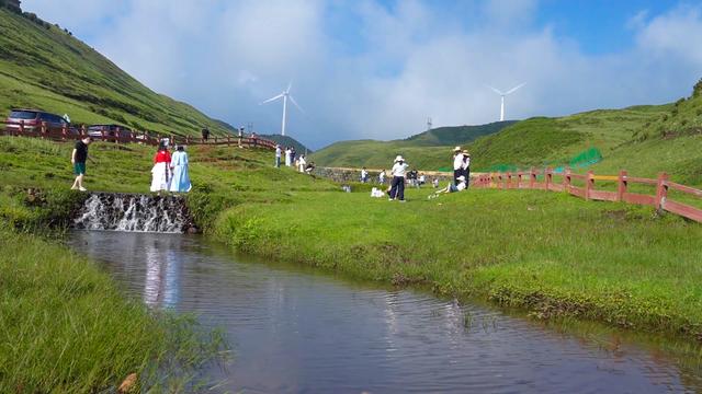 ​乌蒙大草原景区：迎来避暑旅游高峰，日均接待游客1万多人次
