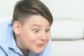 “手机争夺战”时时上演，如何界定孩子玩手机“成瘾”？北京儿童医院专家这样说图片