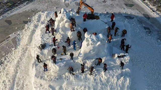施工正酣！冰雪大世界超级冰滑梯初显“长城”雄姿