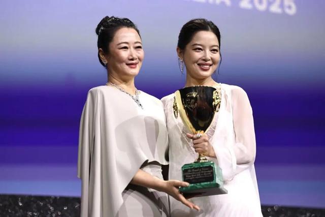恭喜！39岁女演员辛芷蕾，热搜第一！