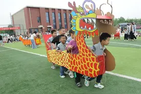 赛龙舟、做香囊、射五毒，多彩活动迎端午图片