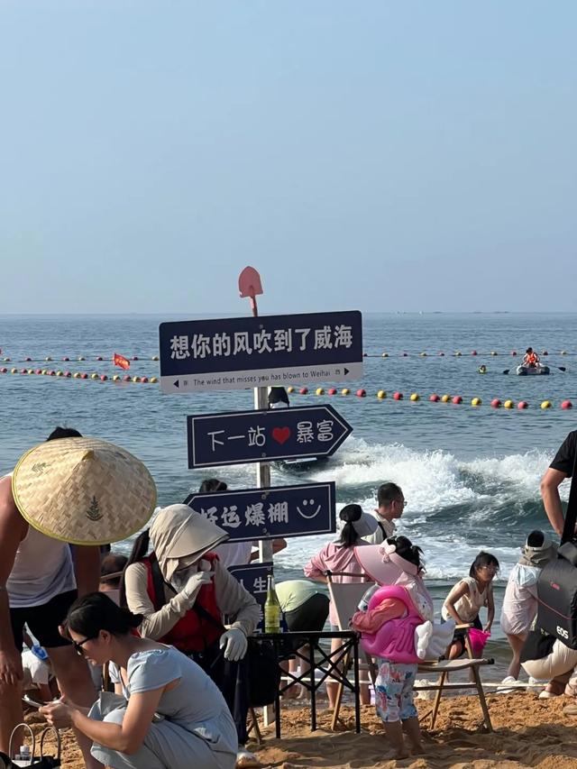 火爆！威海的海边，人山人海，场面壮观！