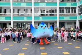 杭州伢儿开始为亚残运学手语了！你知道“谢谢”如何表达吗？图片