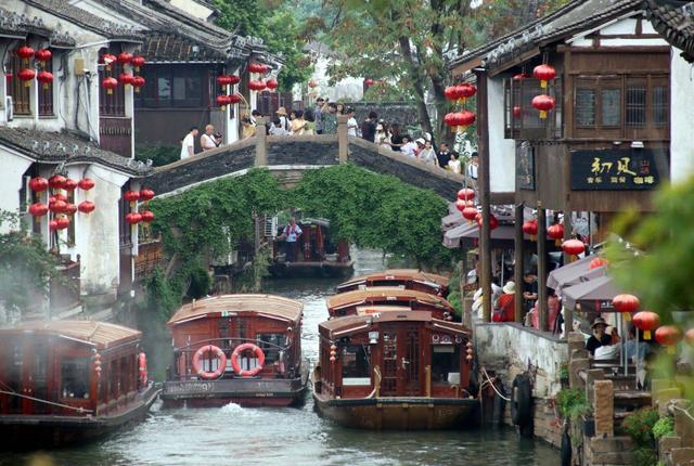 江苏苏州：山塘街人头攒动 出现暑期旅游高峰