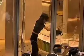 砸坏蒂芙尼成都太古里门店柜台女子已送医观察，客服回应图片