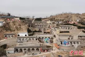 （乡村行·看振兴）黄河岸畔古村“变形记”：古窑洞飘出咖啡香图片