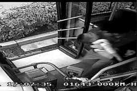 晚高峰儿童突然晕厥，公交车秒变“急救车”送医图片