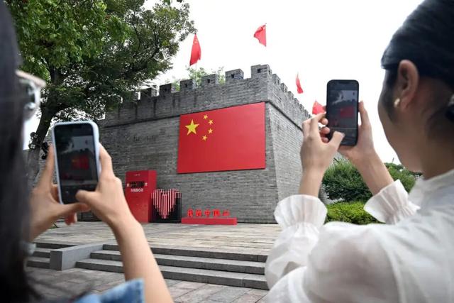 向祖国告白，满城尽是“中国红”！