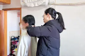 184名女法官与4名女孩图片