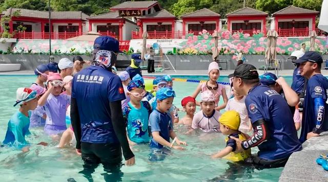 别样课堂！“泡”进泳池~