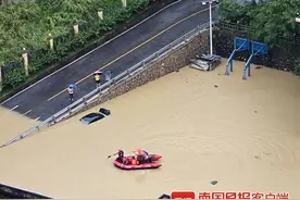 注意绕行！南宁多路段积水较深实行交通管制，多部门紧急救援中图片