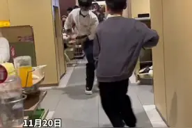 9岁男孩与餐厅小哥斗舞，俩人动作自信，舞姿丝滑，网友：社恐的人干不了这份工作图片