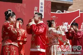 宁夏青铜峡：七夕佳节集体婚礼结良缘图片