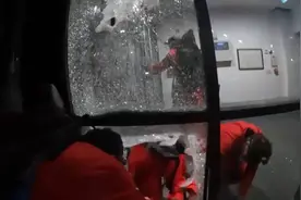 以色列最大军火商下属工厂，遭英国亲巴人士破窗进入后打砸视频封面