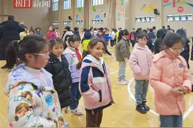 651名洋娃娃在义乌和中国孩子同堂上课：“语文很简单，难的是数学”图片