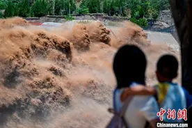 壮观！黄河小浪底排沙宛如“沙龙”出洞图片