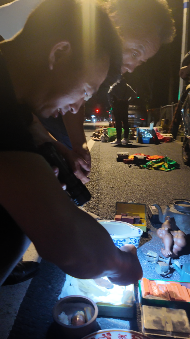 需要打着手电筒逛、天亮便消失无踪！上海有个神秘夜市，买家既是玩家也是商人，驱车数小时也要来