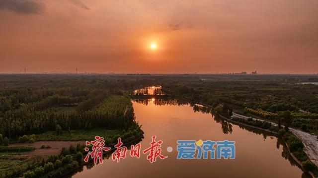一年四季 泉在济南丨济南龙湖湿地公园：傍晚落日绘就诗意长卷