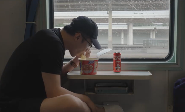 王自如自曝负债1亿 坐绿皮火车出差