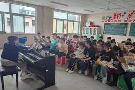 怀宁县月山初中开展“红歌嘹亮，青春飞扬”班级合唱比赛图片