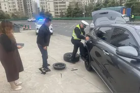 收费站车辆爆胎，青岛同三高速交警暖心救助图片