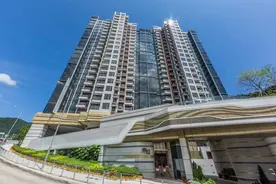 “五一”黄金周前夕，香港豪宅盘北上深圳设点抢客，有豪宅盘5折跑量，业内认为“港深市场可能此消彼长”图片