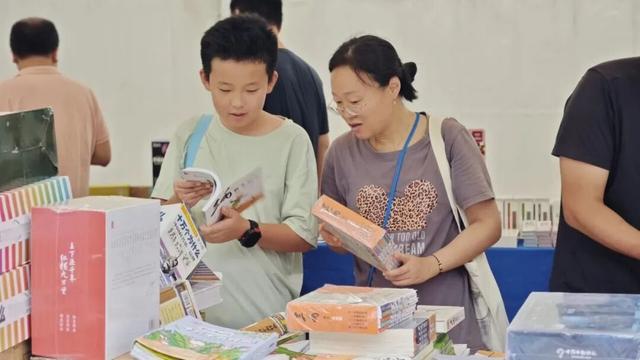 打卡AI守门员、体验科技运动、淘上一本老书……这条街能逛一晚上！