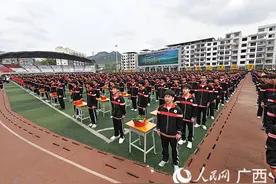 广西河池：万名学生唱山歌包粽子庆祝“三月三”图片