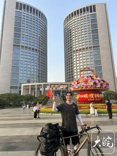 “安徽人对我超级好” 加拿大小伙从上海骑行到合肥，受邀拍照吃安徽菜