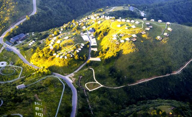 夷陵：光影交织百里荒 晨光中的高山草原绝美风景