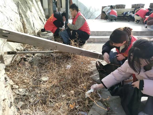 【青春护绿志愿行，环境焕新我先行】文县团委积极组织“返家乡”大学生参与环境卫生整治