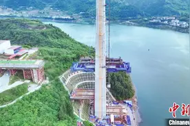 西十高铁湖北段汉江特大桥进入主梁悬臂施工阶段图片