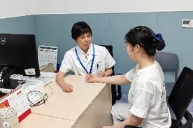 没胃口拿桑葚补血当午餐，女子食用过量腹泻不止图片