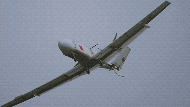 看完中国大学生手搓轰炸机，爱刷抖音的美国人天塌了。