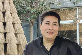 “开封王婆”出圈记：70亿次的“泼天流量”与61岁的“月老销冠”图片