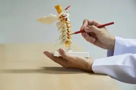脖子一转就咔咔响的人，可能是颈椎“不稳”了图片