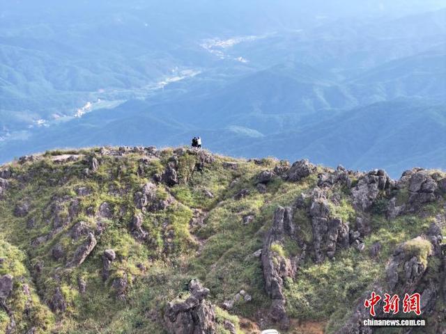 福建龙岩：双髻山别样地质风景吸引游客