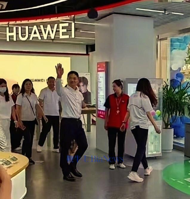 刘强东现身老家宿迁：和蔼可亲，或加入苏超应援队列